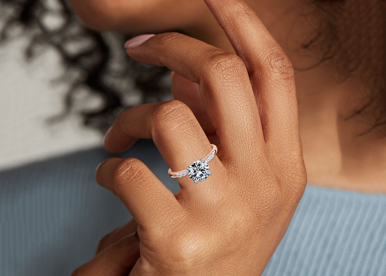 Argento Ring With 3.6ct della regolazione 9K dell'artiglio intorno al diamante tagliato del laboratorio