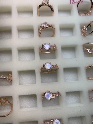 taglio di giro del fiore della foglia di 14K Rose Gold Moonstone Wedding Rings