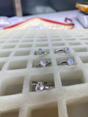 La pera ha tagliato l'anello delicato di Moonstone, 14K Rose Gold Simple Moonstone Ring