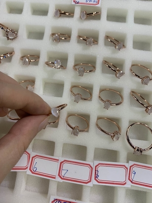 La pera ha tagliato l'anello delicato di Moonstone, 14K Rose Gold Simple Moonstone Ring