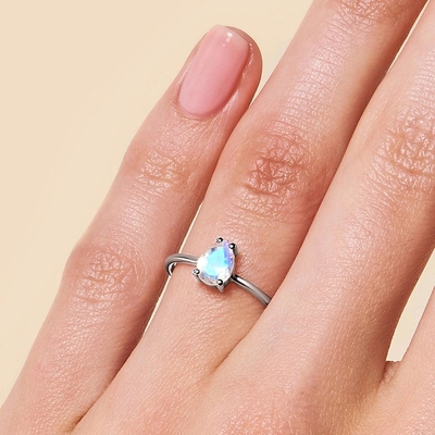 La pera ha tagliato l'anello delicato di Moonstone, 14K Rose Gold Simple Moonstone Ring