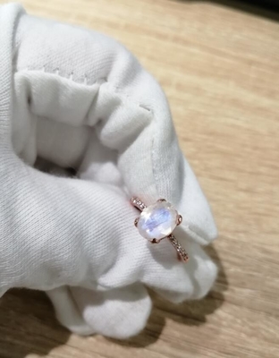 l'ovale dell'oro bianco 14K ha tagliato gli anelli di Ring With CZ di anniversario delle donne di impegno di Moonstone