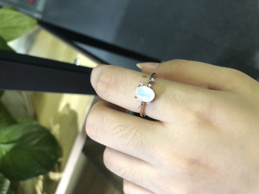 l'ovale dell'oro bianco 14K ha tagliato gli anelli di Ring With CZ di anniversario delle donne di impegno di Moonstone