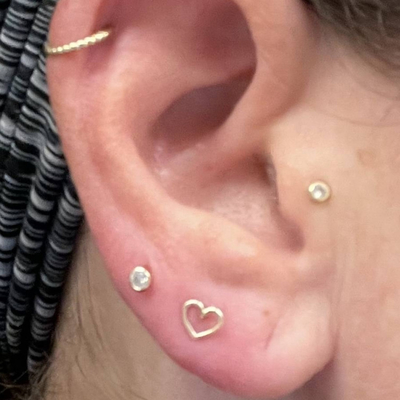 i gioielli penetranti dell'orecchio del cuore descritti oro 14K hanno infilato il perno posteriore piano
