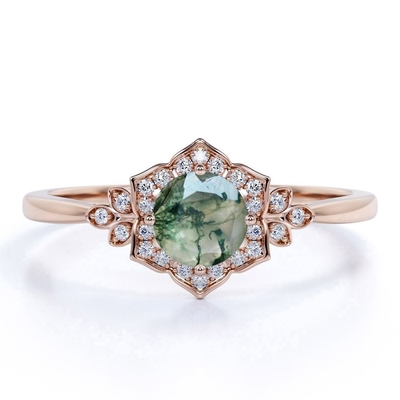 Il giro d'annata del forcone di progettazione 4 modella l'anello di fidanzamento floreale bianco latteo del mazzo di Druzy Moss Green Agate And Moissanite