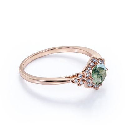 Il giro d'annata del forcone di progettazione 4 modella l'anello di fidanzamento floreale bianco latteo del mazzo di Druzy Moss Green Agate And Moissanite