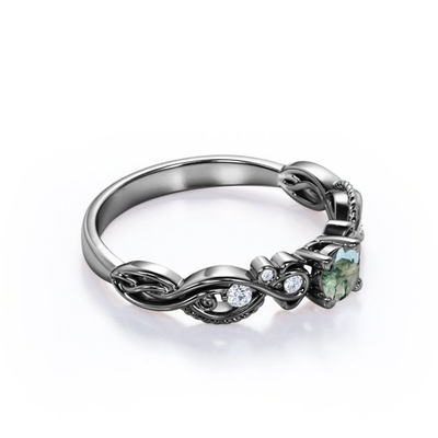Il solido tagliato brillante venato con precisione Moss Green Agate e l'anello di fidanzamento a filigrana di stile vittoriano di Moisssanite