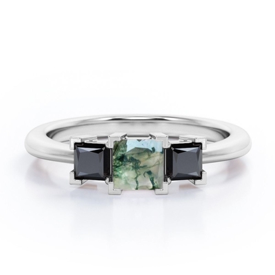 V-forcone quadrato minimalista - 0,45 principesse Cut Moss Green Agate di TCW con l'impegno della Tre-pietra creato laboratorio