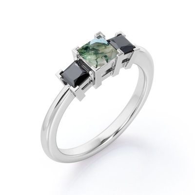 V-forcone quadrato minimalista - 0,45 principesse Cut Moss Green Agate di TCW con l'impegno della Tre-pietra creato laboratorio
