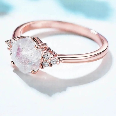 L'ovale di 925 Sterling Silver Rainbow Moonstone Jewelry ha tagliato l'anello di fidanzamento d'annata di Moonstone per le donne