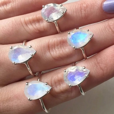 Anello d'avanguardia per l'anello d'impilamento di corrispondenza delicato delle pietre preziose di forma di Sterling Silver Moonstone Ring Heart delle donne 925