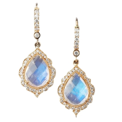 L'esagono di 925 Sterling Silver Natural Stone Jewelry ha tagliato gli orecchini blu del perno di Moonstone dell'arcobaleno