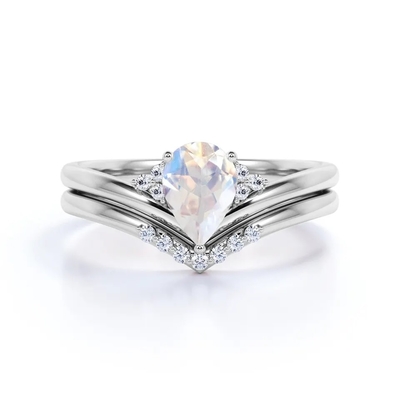 La pera naturale dell'oro S925 modella l'arcobaleno Moonstone Ring Boho Wedding Set della CZ