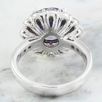 I gioiellieri bastonano 1/4 di accento Sterling Silver Ring di carati T.G.W. Tanzanite And White CZ