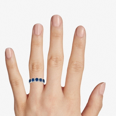 Il laboratorio ovale blu ha creato lo zaffiro e la Cinque-pietra Ring With Silver della CZ