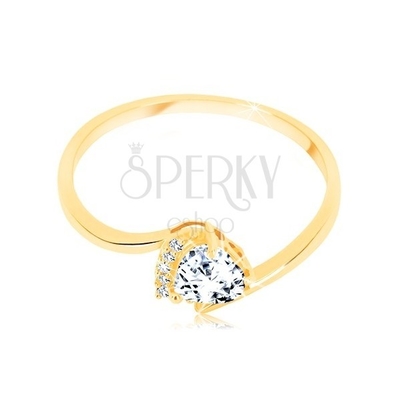 anello di oro 9K, zircone del taglio del cuore nel chiaro colore afferrato fra Bent Ends Of Shoulders, supporto decorato