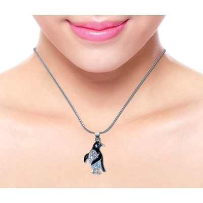 La collana e gli orecchini scintillanti imbarazzati del pinguino hanno messo l'insieme incantante dell'orecchino e della collana - oceano
