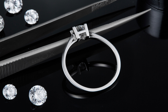 Anelli di regolazione est-ovest unici di Ring Anniversary CZ di impegno di Emerald Cut Moissanite Modern Wedding delle donne S925