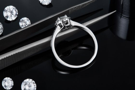 Anello d'argento delle donne del taglio 9k Moissanite 925 rotondi di pietra principali del modello