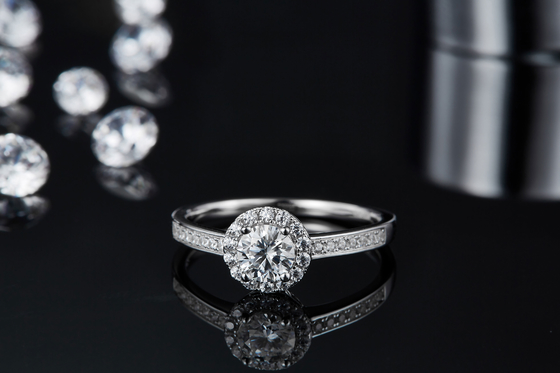 Anello d'argento delle donne del taglio 9k Moissanite 925 rotondi di pietra principali del modello
