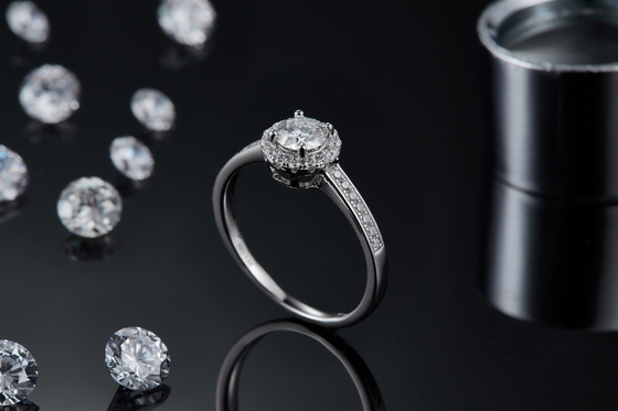 Anello d'argento delle donne del taglio 9k Moissanite 925 rotondi di pietra principali del modello
