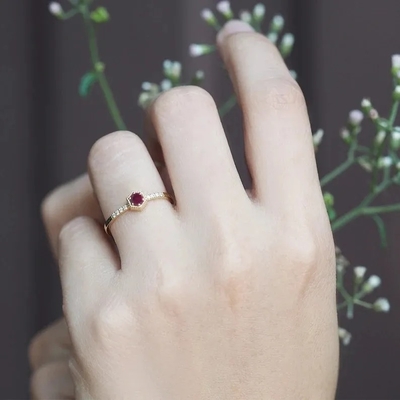 Impegno minimo Ring Dainty Unique di Sterling Silver Natural Ruby Hexagon del regalo
