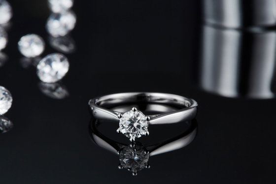 Argento minimalista Ring Round Cut White Moissanite CZ dei gioielli 9K di nozze