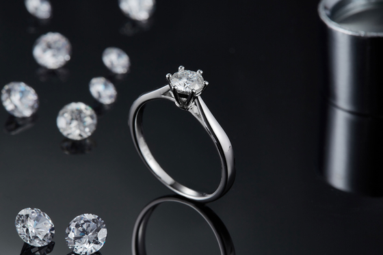 Argento minimalista Ring Round Cut White Moissanite CZ dei gioielli 9K di nozze