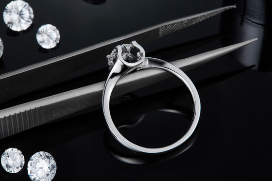 Gioielli minimalisti di nozze della CZ Moissanite 9K dell'anello d'argento bianco trapezoidale di RD 4MM