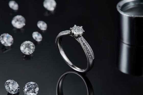 Il minimalista progetta i gioielli dell'oro 9K, Moissanite 925 Ring Set d'argento