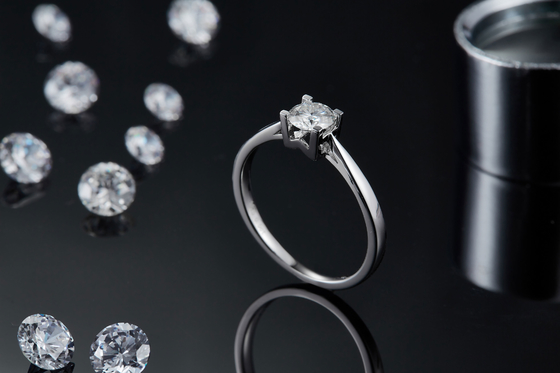 S925 regolazione est-ovest unica Emerald Cut Moissanite Wedding Engagement Ring Modern