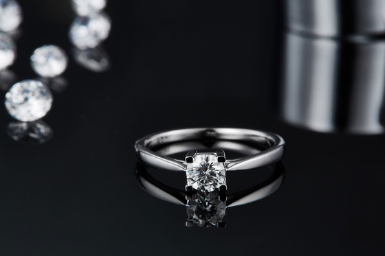 S925 regolazione est-ovest unica Emerald Cut Moissanite Wedding Engagement Ring Modern