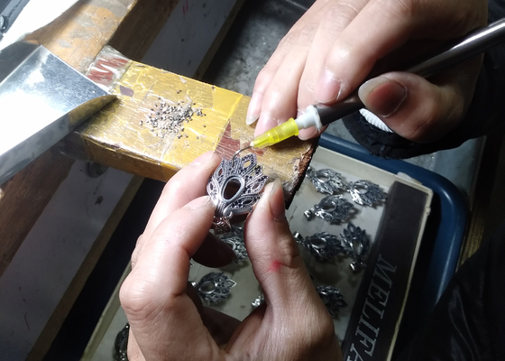 anello di oro di 0.05ct 5pcs 9K 2MM con il diamante naturale per il ODM di impegno
