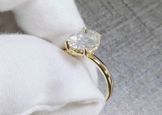 dimensione tagliata ovale del materiale 0.7×0.9cm dell'oro dell'anello sviluppata laboratorio 14K di 1.5ct Moissanite