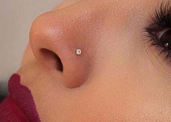 La L modella lo stile del bottone di piercing del naso dell'oro 18K per le donne lunghezza di 5mm + di 6mm