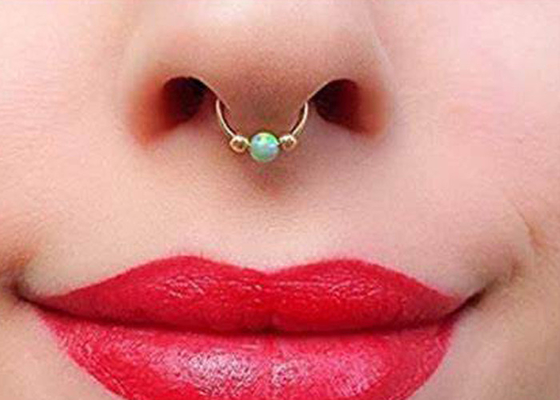 Piercing del naso dell'oro 18K di spessore 0.6mm con la pietra rotonda di 2mm