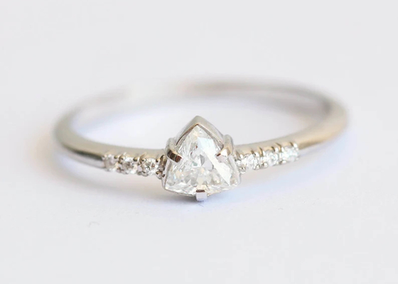 Modo Diamond Jewellery Ring reale con il ODM della pietra del triangolo di 4×4mm