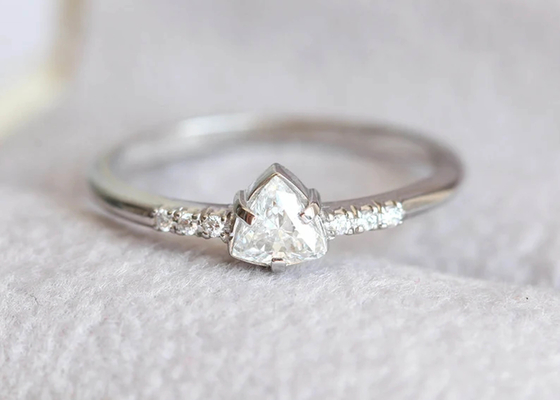 Modo Diamond Jewellery Ring reale con il ODM della pietra del triangolo di 4×4mm