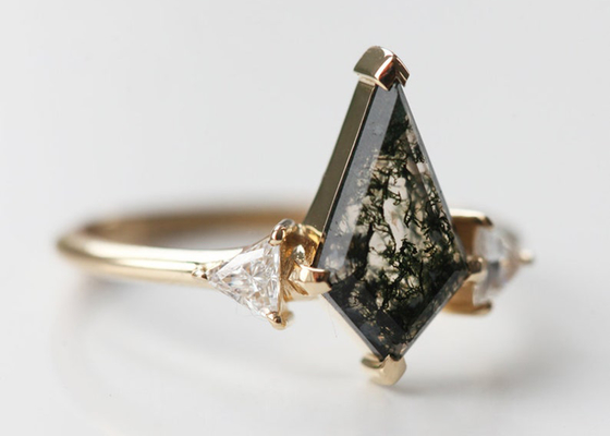 Triangolo Moss Agate Engagement Ring naturale, ODM dell'OEM di Ring With Diamonds dell'oro 9k
