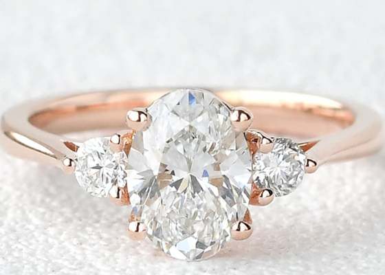 forma del peso 7×9mm di Moissanite sviluppata laboratorio Ring White Oval Cut 2.1ct dell'oro 10K