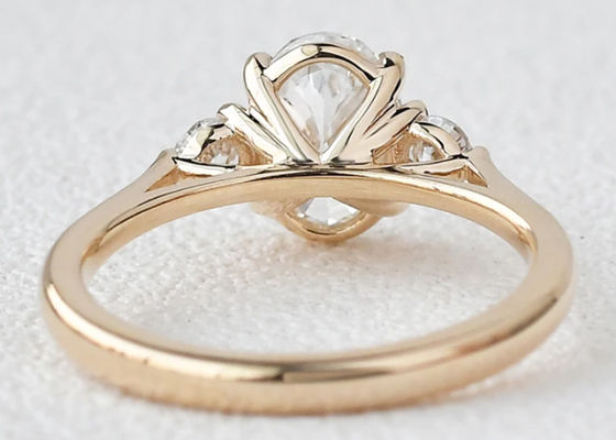 forma del peso 7×9mm di Moissanite sviluppata laboratorio Ring White Oval Cut 2.1ct dell'oro 10K