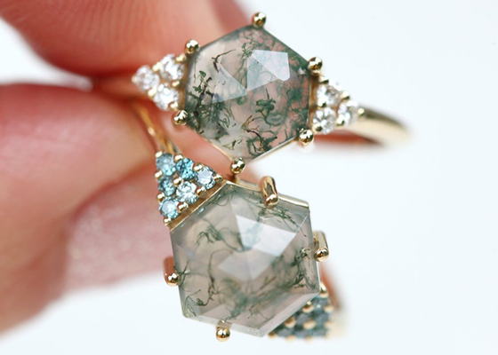 L'esagono ha tagliato la dimensione verde del materiale 6.5mm dell'oro di Moss Agate Engagement Ring 14k