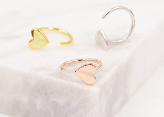 Il cuore minuscolo degli orecchini dell'oro del cerchio 9K di Huggie modella Dia Inner 8mm 10.5mm esterno