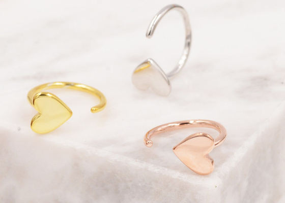 Il cuore minuscolo degli orecchini dell'oro del cerchio 9K di Huggie modella Dia Inner 8mm 10.5mm esterno