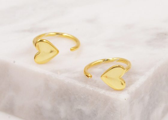 Il cuore minuscolo degli orecchini dell'oro del cerchio 9K di Huggie modella Dia Inner 8mm 10.5mm esterno
