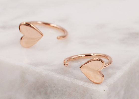 Il cuore minuscolo degli orecchini dell'oro del cerchio 9K di Huggie modella Dia Inner 8mm 10.5mm esterno