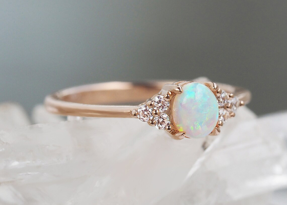 Cobochon ha tagliato l'anello di oro 9K, dimensione naturale di 0.5ct Opal Ring 5×7MM