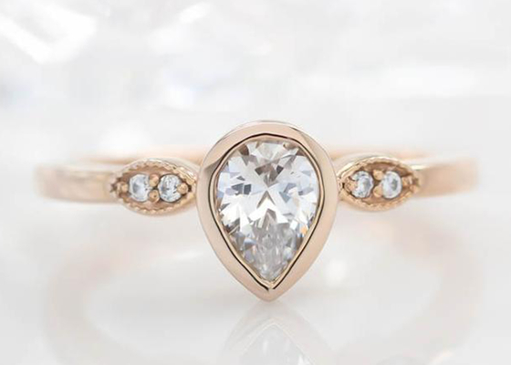 anello di Moissanite dell'oro di 0.77carat 10k, dimensione dell'anello di fidanzamento 5×7mm del solitario dell'oro