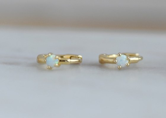 Larghezza di Opal Huggie Earrings 1.5mm dell'oro del diametro 10mm per l'anniversario