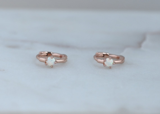 Larghezza di Opal Huggie Earrings 1.5mm dell'oro del diametro 10mm per l'anniversario